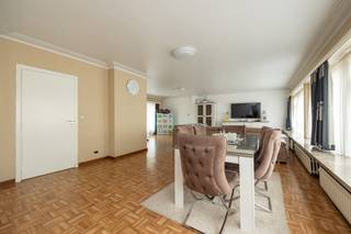 <strong>Zeer ruim (162m²) appartement op de derde verdieping (lift) met 2 slaapkamers, badkamer, terras, kelder en berging (verplicht bij aan te kopen aan €6.000) EPC: 390 kWh/m² (D Label).</strong><em><span><strong><br /></strong><br /><strong>Ligging:</strong></span><span> </span></em><span>centrum van Turnhout, op wandelafstand van de Grote Markt en met goede bereikbaarheid van de ring van Turnhout<br /><br /><em><strong>Indeling:</strong></em> lift, inkomhal, woonkamer, keuken, berging, twee slaapkamers, badkamer, toilet, terras, berging (verplicht bij aan te kopen).<br /></span><em><br /><strong><span>Omschrijving:</span></strong><span> </span></em>appartement met een bewoonbare oppervlakte van 162 m², gelegen op de derde verdieping van een kleinschalig appartementsgebouw met lift, in het centrum van Turnhout.<br />Ruime inkomhal met vestiaire, vooraan grote lichtrijke woonkamer, aparte keuken, 2 slaapkamers, gastentoilet en badkamer, westgericht terras, garagebox en kelderberging. Vernieuwde hoogcondensatie ketel (2024) en dubbele beglazing.<br /><span>Fietsberging met handmatige poort die verplicht bij aan te kopen is aan € 6.000.</span><br /><span><br />Epc-score: 390 kWh/m² (D-label)</span><br /><span>Asbestveilig gebouw</span><em>.<br /></em>
<p><strong>Vermeldingen inzake bijzondere infoplicht:</strong><span> </span>omgevingsvergunning stedenbouwkundige handelingen uitgereikt, woongebied, geen rechterlijke herstelmaatregel of bestuurlijke maatregel opgelegd, geen voorkooprecht ruimtelijke ordening, geen omgevingsvergunning voor verkavelen van gronden, geen watergevoelig openruimtegebied</p>