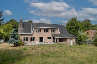 Deze zeer ruime woning bevindt zich in een charmante groene laan. U bereikt de woning via een prachtige oprijlaan die gedeeld wordt met de...