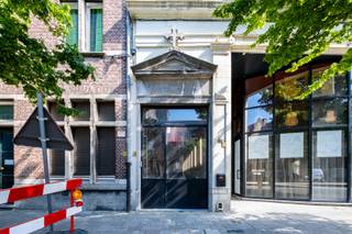 In het bruisende hart van Antwerpen bevindt zich een unieke winkelruimte van +/-253m² + verdiepingen met een zeer ruime binnentuin. Het pand is bereikbaar via een deur aan de straatzijde, die via een gang uitkomt op de binnentuin, waarachter zich dit prachtige gebouw bevindt.<br />Ideaal voor een horeca zaak of creatieve beroepen.<br />EPC label X.