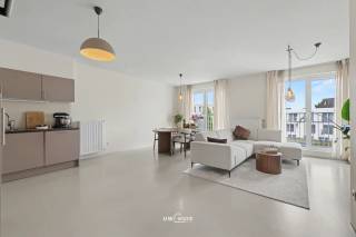 In het hart van Lokeren, op een toplocatie aan ’t Zand, bieden wij dit prachtige en instapklare appartement aan in residentie Eenbes. Gelegen op de tweede verdieping en met een bewoonbare oppervlakte van 87 m² combineert deze woning comfort, licht en een uitstekende ligging.<br /><br />De ruime leefruimte met open keuken geniet van een overvloed aan natuurlijke lichtinval dankzij de grote raampartijen, die uitkijken op het groene binnendak van de residentie. Dit zorgt voor een aangename en rustige woonomgeving midden in de stad.<br /><br />De volledig uitgeruste keuken beschikt over alle moderne comfort, waaronder een vaatwasser, oven en microgolfoven. Aansluitend bevindt zich een praktische en ruime berging, ideaal voor extra opslagruimte en voorzien van aansluitingen voor een wasmachine en droogkast.<br /><br />Via de inkomhal bereikt u de moderne badkamer, uitgerust met een inloopdouche en wastafel. Daarnaast beschikt het appartement over een apart gastentoilet.<br /><br />De eerste slaapkamer biedt voldoende ruimte voor een dubbel bed en extra kastruimte. De tweede slaapkamer is ideaal als kinderkamer, bureau of hobbyruimte.<br /><br />Vanop het balkon geniet u van een aangenaam uitzicht op de groene binnentuin van de residentie.<br /><br />De ligging vormt een extra troef. Op wandelafstand bevinden zich verschillende voorzieningen zoals een bakker, school en ziekenhuis, waardoor u dagelijks geniet van optimaal wooncomfort.<br /><br />Troeven van dit appartement:<br />* Energiezuinig met EPC-label A<br />* Overdekte private staanplaats inbegrepen<br />* Afgesloten fietsenberging<br />* Balkon met uitzicht op de groene binnentuin<br />* Volledig uitgeruste keuken<br />* Ruime berging met aansluitingen voor wasmachine en droogkast<br />* Gebouwd in 2016<br />* Perfect onderhouden en instapklaar<br />* Centrale ligging aan ’t Zand in Lokeren<br /><br />Bent u geïnteresseerd in dit appartement of wenst u meer informatie? Neem gerust contact met ons op tijdens de kantooruren via 052 46 38 03 of stuur een e-mail naar felix@uw-huis.be<br /><br />