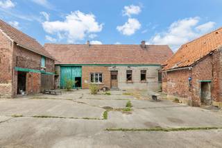 Tussen de velden en in alle rust vindt u deze charmante hoeve met hoofdgebouw, aanpalende schuur en grote open loods met metalen constructie...