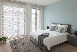 Royaal hoekapp. B21.601 in residentie CityGarden heeft 3 slpk. en is op de 6de verdieping gelegen. Het appartement (ca. 167 m²) omvat een inkom met toilet, berging, 2 badkamers, 3 slpk., apart toilet, leefruimte met open keuken en grote raampartijen die uitgeven op het ruim terras. Het terras is ca. 36 m² groot en grenst bovendien aan de rustige moestuin. Daarbij is er ook nog een tweede terras, die uitgeeft op de boulevard.<br /><br />Het appartement is voorzien van vloerverwarming en warmtepomp. De verwarming gebeurt via een eigen warmtenet (KWO-systeem met warmtepomp) dat in de zomer tevens ook voor koeling zorgt. Je wagen parkeer je vlot en gemakkelijk ondergronds. <br /><br />Bij elk app. hoort een ondergrondse autostaanplaats met berging en/of garagebox. Deze dient apart bij aangekocht te worden. Verder kun je een kelderberging of oplaadpunt bijkopen.<br />Vrije keuze bij verschillende leveranciers voor de binnen afwerking (vloertegels, badkamer &amp; keuken, etc.) Meer info? Contacteer onze sales consultants Inge Vancluysen of Marisa Marasco op het nr. 011 41 33 23.