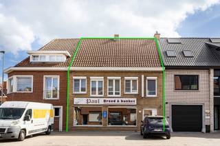 <p>Te koop te Destelbergen.</p>
<p>Verkoopsinfo : Pieter Cardoen 0475 36 12 52, pieter@cornelis-goeman.be</p>
<p>Omwille van “pensionering” bieden wij dit handelspands, momenteel ingericht als bakkerij( Paul Minne) , met woonst + atelier te koop aan.</p>
<p>Huidige indeling op het gelijkvloers :</p>
<p>- Ingerichte winkelruimte met aansluitend de gelijkvloerse woonruime met keuken, veranda , terras</p>
<p>- Werkatelier</p>
<p>- Garage</p>
<p>Op de eerste verdieping: ingerichte badkamer met 3 ruime slaapkamers</p>
<p>De zolderverdieping kan nog verder ingericht worden om o.a bijkomende kamers te creëren, het dak werd n.l recent geïsoleerd</p>
<p>Droge kelder mer o.a plaats voor koelgroepen, techniek</p>
<p>Bijkomende troeven</p>
<p>- Als bakkerij kan de uitbatting verder gezet worden, mooie zakencijfers en trouw clienteel</p>
<p>- Kan ook omgevormd worden voor ander commerciële doeleinden ( frituur,take-way concept, vrij beroeps/groepspraktijk, ….</p>
<p>- 3 privé parkeerplaatsen voor de klanten aan de ingang op de Dendermondesteenweg</p>
<p>- 3 bijkomende privé parkeerplaatsen in Galgenberglaan, zij-ingang van het pand.</p>
<p>- Afzonderlijke toegang naar atelier, garage</p>
<p>- Instapklaar</p>
<p>- Commerciële topligging op N445 : verbindingsweg Dampoort/Destelbergen/R4</p>
<p>- Grote visibiliteit</p>
<p>- Beschikbaarheid is bespreekbaar</p>
<p>Interesse in bijkomende info (plannen, VGI, VIP, kadaster, extra foto’s, .. ) of een bezoek ? Klink dan op de button " infoaanvraag/afspraak" op deze pagina.</p>
<p>Vermelde afmetingen in deze advertentie zijn informatief en niet bindend.</p>
