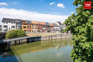Deze totaal gerenoveerde woning (EPC A) is gelegen op 10 minuten fietsen van het historische centrum en vlakbij de stadsring en 10 minuten van de R4. <br />De woning wordt betreden via de inkomhal met vooraan, aan de straatzijde een praktische berging/wasplaats waar ook een fiets kan worden gestald. Verder is de hal is er onder de trap een apart toilet.<br /><br />De volledig uitgeruste keuken sluit vloeiend aan op de leefruimte, die uitgeeft op de tuin. Tegen de akte voorziet de verkoper nog de afwerking van de buitenmuren, die effen gezet en bijvoorbeeld wit geschilderd zullen worden. <br /><br />Op de eerste verdieping bevindt zich de master bedroom en de complete badkamer, uitgerust met ligbad, douche en toilet.<br /><br />De tweede verdieping biedt nog twee bijkomende slaapkamers: één grote en één middelgrote kamer. De kamer aan de straatkant verrast met een prachtig zicht op het water.<br /><br />Beschikbaar bij akte. <br /><br />Contacteer Top Vastgoed voor een bezoek op 0475 700 700.