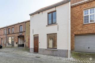 Gelegen in de rustige Groenestraat, bevindt u zich hier op wandelafstand van de Markt, diverse winkels en gezellige eetgelegenheden. Dit stukje vastgoed biedt de unieke kans om een woning volledig naar eigen smaak in te richten in de historische binnenstad.De indeling van het huis is als volgt:Gelijkvloers:- inkomhal met apart toilet - woonkamer met mogelijkheid voor een open keuken- stadskoer/buitenruimte, een grote troef in de binnenstadEerste verdiep: - nachthal - slaapkamer - badkamer- bureau Tweede verdiep: - slaapkamerWonen in Brugge betekent genieten van cultuur en geschiedenis, maar ook van een vlotte bereikbaarheid. Het station en het openbaar vervoer zijn vlakbij, en via de ring bent u snel op weg naar andere bestemmingen.De aanwezigheid van een buitenruimte in het centrum van Brugge maakt dit aanbod extra aantrekkelijk.