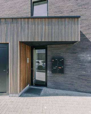 <h2><span>Vrasene - Recent gelijkvloers appartement met 1 slaapkamer en moderne afwerking</span></h2><p><span>Op zoek naar een instapklaar appartement op een rustige locatie? Dit recente gelijkvloerse appartement uit 2020 combineert hedendaags wooncomfort met een praktische indeling en een uitstekende bereikbaarheid. Gelegen in het centrum van Vrasene geniet u hier van een aangename woonomgeving, terwijl de E34 en omliggende gemeenten vlot bereikbaar zijn.</span></p><h3><span>Belangrijkste troeven:</span><span><br />- Recent gebouw (2020)<br />- Gelijkvloers appartement <br />- Ruime leefruimte met veel natuurlijke lichtinval <br />- Moderne keuken met kookeiland en alle comfort <br />- Rustige ligging in het centrum van Vrasene <br />- Vlotte verbinding naar de E34 </span></h3><h3><span>Indeling</span></h3><p><span>Via de inkomhal komt u terecht in de ruime en lichtrijke leefruimte met open keuken. De moderne keuken is uitgerust met een kookeiland en alle nodige toestellen, waardoor koken en gezellig samenzijn centraal staan. Aansluitend bevindt zich een praktische berging met extra opbergruimte.</span></p><p><span>Verder beschikt het appartement over een ruime slaapkamer en een verzorgde badkamer met inloopdouche, lavabo en toilet.</span></p><p><span>De ligging vormt een absolute troef. U woont in een rustige straat in het centrum van Vrasene, op wandelafstand van winkels, openbaar vervoer en andere dagelijkse voorzieningen. Dankzij de vlotte verbinding naar de E34 bereikt u bovendien omliggende gemeenten in een mum van tijd.</span></p><p><span>Een ideaal appartement voor starters, alleenstaanden of als investering, waar comfort, rust en een centrale ligging mooi samenkomen.</span></p><p><span>Richtprijs: €240.000</span></p>