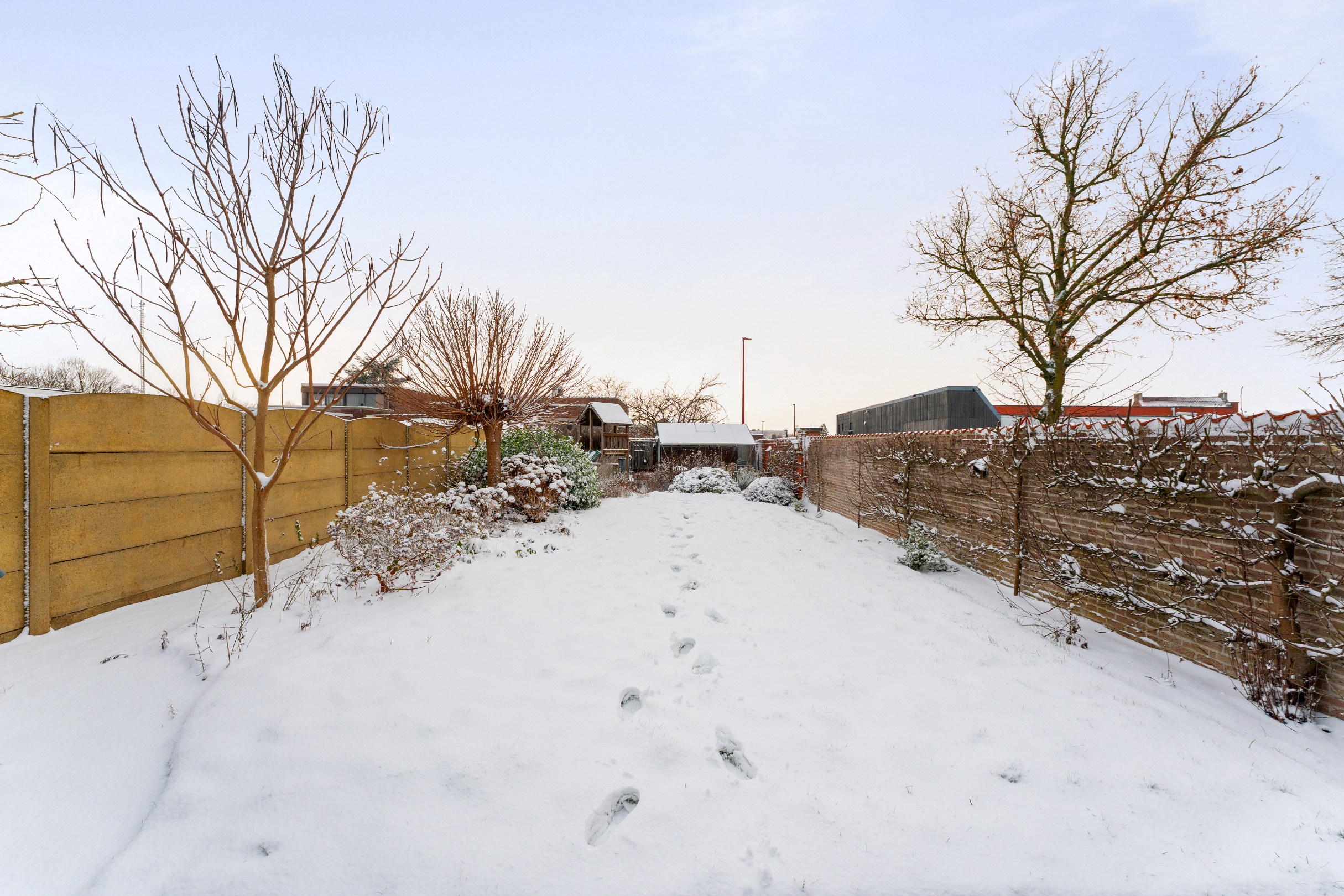 Maison avec commerce, jardin et grande terrasse. - photo 4