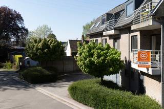 <strong>Voor meer info of een bezoek bel 0475757251 of philip@ocvastgoed.be</strong><br /><br />Dit goed onderhouden appartement op de eerste verdieping is gelegen te Merelbeke Flora, op een vlot bereikbare locatie vlakbij de opritten van R4 en E40. Dankzij de ligging aan de achterzijde van het gebouw geniet u van een rustige woonomgeving met groen nabij.<br /><br />Deze gezellige woonst heeft een bewoonbare oppervlakte van 86 m² en beschikt over een lichte leefruimte met open, uitgeruste keuken (oven, ingebouwde koelkast met vriesvak en vaatwasser). Aansluitend is er een balkon met zuidoostelijke oriëntatie, ideaal om te genieten van de buitenlucht of een groene invulling te geven. Zowel in de leefruimte als in beide slaapkamers zijn praktische inbouwkasten voorzien.<br /><br />Verder omvat het appartement:<br />- 1 badkamer met regendouche<br />- 1 apart toilet<br />- Praktische berging met aansluiting voor wasmachine en droogkast<br />- Inpandige staanplaats (aankoopverplichting 20.000euro), kan ook als extra berging of fietsenstalling gebruikt worden<br /><br />Het appartement is comfortabel uitgerust met condensatie gasverwarming, HR+ beglazing en behaalt een goed EPC energielabel B, energiescore 114 kWh/(m<sup>2</sup>jaar).<br />Er is een lift aanwezig en het appartementsgebouw is aangesloten op het fibernetwerk.<br /><br />Mobiscore 8,5 op 10:<br />In de nabije omgeving bevinden zich tal van supermarkten (Delhaize, Lidl, Aldi, …), een apotheek, tandarts, huisarts, openbaar vervoer (bushalte naast appartementsgebouw + station Merelbeke op 5 minuten afstand met de wagen), verbindingswegen (E40, R4, Hundelgemsesteenweg, ...) en een basisschool. Op 10 minuten met de auto of 20 minuten met de fiets staat u bovendien aan Gent-Zuid.<br /><br />Dit instapklaar appartement is onmiddellijk beschikbaar na het tekenen van de akte.<br />Alle wettelijk verplichte documenten en attesten zijn beschikbaar.<br />Syndicuskosten: +- €120/maand (inclusief individuele waterfactuur).<br /><br />Stedenbouwkundige inlichtingen: vergunningen, geen verkavelingsvergunning, geen rechterlijke herstelmaatregel of bestuurlijke regel opgelegd, geen voorkooprecht, woongebieden.<br />KI 944<br />Geen overstromingsgevoelig gebied: P-score A, G-score A<br />Elektriciteit conform algemeen reglement elektrische installaties <br /><br /><strong>Voor meer info of een bezoek bel 0475757251 of philip@ocvastgoed.be</strong>