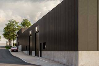 Deze nieuwbouw KMO-units in het hoogwaardige bedrijvenpark MG PARK ARSELA in Tielt worden te huur aangeboden. In het project zijn momenteel vier grote units beschikbaar, die telkens opdeelbaar zijn in twee kleinere ruimtes. De oppervlaktes variëren van 144 m² voor de kleinste deelunit tot 338 m² voor de grootste unit, wat flexibele indelingsmogelijkheden biedt naargelang de behoeften van de huurder. Het bedrijvenpark is fantastisch gelegen langs de bedrijvige Deinsesteenweg en biedt een vlotte verbinding naar zowel de E17 als de E40, waardoor het zich op een uiterst strategische en centrale locatie in Tielt bevindt.<br /><br />De casco bedrijfsruimtes, voorzien van brandklasse C, hebben een vrije hoogte van 5 meter en worden opgebouwd uit een duurzame staalconstructie in combinatie met een betonplint en geïsoleerde sandwichpanelen. Elke loods is toegankelijk via een automatische sectionale poort (4 m breed x 4,2 m hoog) en uitgerust met een lichtdoorlatend rookluik, polybetonvloer en een geïsoleerd dak met een draagvermogen van 0,15 kN/m² voor zonnepanelen. Daarnaast beschikt elke unit over een regenwaterput van 5.000 liter. Per loods is minstens één privatieve parkeerplaats voorzien, aangevuld met ruime extra parkeergelegenheid op de site.<br /><br />Contacteer Henry Van Tornhout voor bijkomende inlichtingen of een vrijblijvend plaatsbezoek via <strong>+32 474 13 37 93</strong> of via <strong>henry@kmovastgoed.be</strong><br /><br />