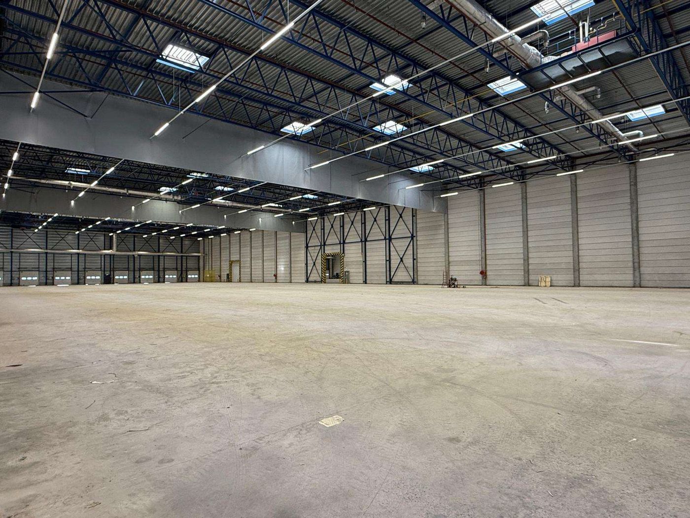 Warehouse 5,406 m² with 8 loading docks for rent - photo 3