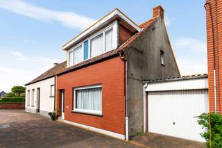 Deze te renoveren woning is gelegen in de verkeersluwe straat 'Werfken' te Stabroek. Hoewel het hier bijzonder rustig wonen is, ligt de woning toch midden in het centrum. Winkels, openbaar vervoer en scholen bevinden zich allen op wandelafstand. U komt de woning binnen via een apart inkomhalletje, vanwaar u meteen doorloopt naar een ruime woonkamer. Een grote raampartij vooraan zorgt voor een aangename lichtinval in deze woonkamer. De houtkachel voorziet in een gezellige warmte tijdens de koudere dagen. Op het gelijkvloers is verder nog een eenvoudige keuken, een berging, een gang met apart toilet en een garage aanwezig. De basic ingerichte badkamer bevindt zich op de tussenverdieping en beschikt over een ligbad en wastafel. Via de trap komt u boven in de nachthal, dewelke de 3 slaapkamers met elkaar verbindt. Het perceel heeft een totale oppervlakte van 132m². Het gezellige stadstuintje werd volledig verhard en is een bijzonder aangenaam plekje waar u van de buitenlucht kan profiteren.