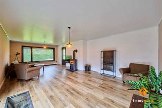 Deze verrassend ruime woning met 3 slaapkamers is gelegen op een prachtig perceel van 12a55ca. Indeling: inkomhal, woonkamer met open haard, ruime...