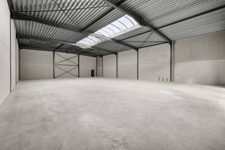 Ontdek dit gloednieuw KMO Project Gruuthuse in Oostkamp.<br /><br />Gelegen op strategische locatie in centraal West-VLaanderen van Project Gruuthuse. Momenteel zijn bepaalde project bezig de laatste afwerking, met variërende oppervlaktes tussen de 550m² en 1.107m². Ideaal voor bedrijven die op heden te kampen hebben met plaats te kort of als investering.<br /><br />Onmiddellijk beschikbaar of beschikbaar binnen korte termijn!<br /><br />- De KMO-units worden casco afgeleverd met een vrije hoogte tussen de 6,9m en 12m <br />- Verschillende optiepakketten zijn mogelijk.<br />- Voor iedere site zijn er telkens ook parkeermogelijkheden voorzien.<br />- Vloer in gepolierde industriële gewapende betonplaat<br />- Lichtstraat voorzien uit meerwandige polycarbonaat platen met aluminium profielen<br />- Aluminium schrijnwerk met elektronische sectionale poort<br /><br />Contacteer Simon op het nummer 0498 12 37 08 of mail naar simon@vicusvastgoed.be