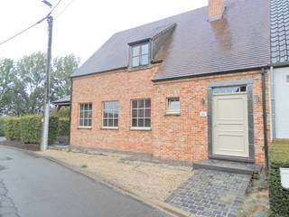 Deze ruime halfopen woning, gelegen in de Knokstraat te Ruiselede, biedt een aangename combinatie van ruimte, rust en groen. De woning bevindt zich in een rustige, groene omgeving en geniet dankzij de ligging van een bijzonder aangename woonbeleving.<br />Een grote troef is de vele parkeergelegenheid naast de woning. Hierdoor is er voldoende plaats voor meerdere wagens, bezoekers of het stallen van een aanhangwagen. De garage zal nog worden afgewerkt. <br /><br />Buiten geniet u van een onderhoudsvriendelijke tuin met terras, waar rust en privacy centraal staan.<br />Voor wie houdt van dieren is er bovendien een klein dierenparkje, ideaal voor het houden van bijvoorbeeld kippen of konijnen. Een leuke extra die deze woning net dat tikkeltje meer karakter geeft.<br /><br />Indeling:<br />GV: inkomhal - gastentoilet met handwasser - ruime woonkamer met centrale verwarming gas, parketvloer, ingebouwde gashaard en ingemaakte tv-kast - keuken met kookeiland, koken op elektriciteit, dampkap, oven, koelkast, vaatwas, dubbele spoelbak en veel opbergruimte - berging met legplanken - ruime wasplaats met ingemaakte kasten, toilet en inloopdouche.<br /><br />1e V: nachthal - apart toilet - 3 slaapkamers met centrale verwarming gas waarvan 1 met dressingruimte en toegang tot de badkamer - badkamer met ligbad, inloopdouche en badkamermeubel met dubbele lavabo.<br /><br />2e V: zolder.<br /><br />Algemeen:<br />- EPC 170 - label B<br />- Een bewoonbare oppervlakte van 227 m²<br />- Op wandelafstand van het centrum<br />- Via woonkamer en keuken toegang tot terras<br />- Vrij op heden<br /><br />Huurprijs: € 1000/maand.