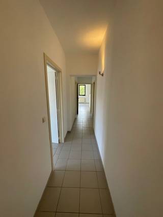 Op de Guido Gezellelaan vlakbij allerhande winkels ligt dit mooi appartement met twee slaapkamers.<br />Het appartement heeft een leefruimte met open keuken, een badkamer met douche in bad, een berging en twee slaapkamers.<br />Geen gemeenschappelijke kosten<br />Onmiddellijk beschikbaar