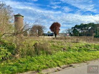 <strong>LOT 6:</strong><br /><br />Residentieel gelegen bouwgrond van 4a 36ca voor een halfopen bebouwing.<br />Op wandelafstand van Koersel-Dorp met winkels, scholen, horeca en vlotte verbindingen met omliggende steden.<br />Het perceel behoort tot een recente verkaveling (07/08/2025) met hoofdzakelijk nieuwbouw woningen.<br /><br />Kortom: deze locatie is dus zeker interessant voor mensen die rust en groen waarderen, én toch dichtbij voorzieningen willen wonen.<br />Plus ideaal voor mensen die met de auto pendelen, maar toch in een dorps/rustig milieu willen wonen.<br /><br /><strong>1. ALGEMEEN:</strong><br /><br />- straatbreedte perceel = 10,50m<br />- diepte perceel = 41,10m<br />- max. breedte nieuw te bouwen woning: 7,5m<br /><br /><strong>2. BOUWVOORSCHRIFTEN:</strong><br /><br />- Typologie = halfopen bebouwing<br />- Inplanting = op min. 3 meter van de zijdelingse perceelgrens<br />- Bouwdiepte = max. 20m (gelijkvloers) en max. 10m (verdieping)<br />- Dakvorm = vrij (in principe, wel gelet op eventueel eerder bestaande naastgelegen woning)<br />- Max. 2 bouwlagen onder de kroonlijst<br />- Kroonlijsthoogte = max. 6m<br />- Nokhoogte = max. 10,5m<br /><br /><em>(Uitgebreide voorschriften terug te vinden bij bestanden!)</em><br /><br /><strong>TROEVEN:</strong><br /><br />+ Rustige dorpsomgeving met groen en natuur om de hoek (makkelijk recreëren, wandelen, fietsen).<br />+ Centrale ligging in Koersel — dichtbij centrum, winkels, scholen, en voorzieningen.<br />+ Goede bereikbaarheid — door openbaar vervoer én relatief korte afstand tot snelweg.<br />+ Geschikt voor gezinnen: scholen dichtbij, en recreatie / natuur in de buurt.<br />+ Recente verkaveling.<br />+ Scherpe vraagprijs!