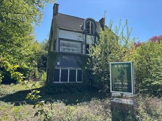 Het betreft een grond geschikt voor het realiseren van een nieuwbouwproject met 6 wooneenheden. <br /><br />Bouwvoorschriften in bijlage.