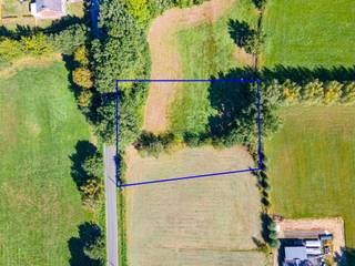 Perceel landbouwgrond, gunstig gelegen te Beerzel, nabij Putte. Dit mooie weiland heeft een oppervlakte van 2547 m². Het perceel is gelegen links...