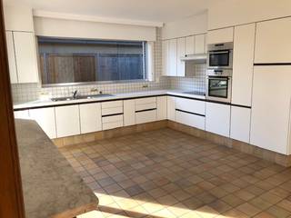 <strong>Alleenstaande woning met tuin.</strong><br />bestaande uit:<br />*gelijkvloers: inkom, toilet, 3 slaapkamers (1 mogelijk als bureel want apart bereikbaar via inkom), badkamer, ruime keuken, living, grote zolder<br /><br />troeven:
<ul><li>mogelijkheid tot bijhuren garage: 70 euro per maand</li><li>elektriciteit recent</li><li>CV</li></ul>
Een bezoek kan u aanvragen via invullen van uw profiel via onderstaande link:<br />https://mijnhuurprofiel.be/property/94d0ba3e-c75a-41f7-bc91-a222d627a956<br /><br />beschikaar 01/10/2026