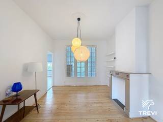 <p><strong>SCHAARBEEK: </strong>Gelegen nabij het UZ Brugmann, het Josaphatpark en het openbaar vervoer, licht appartement met 2 slaapkamers van ±98 m², gelegen op de 2e verdieping zonder lift. Het appartement werd volledig gerenoveerd in 2023 en is onlangs opgefrist. Het is als volgt ingedeeld: woonkamer van ±16 m², doucheruimte, eetkamer van ±17 m² met een volledig uitgeruste open keuken (oven, inductiekookplaat, dampkap, koelkast, diepvriezer, vaatwasser en aansluiting voor een wasmachine), balkon op het zuidoosten, slaapkamer van ±13 m², toilet, slaapkamer van ±11 m² met ingebouwde opbergruimte en kelder. Kosten: forfait van 5€/maand voor de elektriciteit van de gemeenschappelijke delen en een provisie van 45€/maand voor warm en koud water. Diversen: fietsenstalling, mogelijkheid om de eettafel te laten staan, gordijnen en rolgordijnen blijven in het appartement. EPC D+. Onmiddellijk beschikbaar.</p>
<p></p>
<p><strong><u>Op de 2e verdieping, zonder lift:</u></strong></p>
<ul>
<li>Woonkamer ±16 m²</li>
<li>Doucheruimte</li>
<li>Eetkamer ±17 m²</li>
<li>Volledig uitgeruste keuken (oven, inductiekookplaat, dampkap, koelkast, diepvriezer, vaatwasser en aansluiting voor een wasmachine)</li>
<li>Balkon op het zuidoosten</li>
<li>Slaapkamer ±13 m²</li>
<li>Toilet</li>
<li>Slaapkamer ±11 m² met opbergkasten</li>
</ul>
<p><strong>Kelder</strong></p>