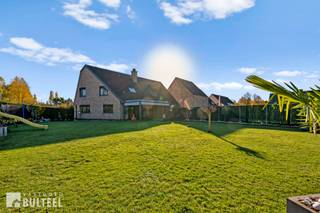 Deze recente en energiezuinige halfopen bebouwing (label A) bevindt zich in een rustige, doodlopende straat in het charmante Tielrode. De woning...