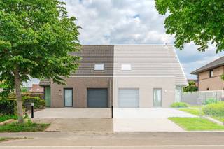 Energiezuinig halfopen huis te koop in Sint-jan (Ieper). Deze energiezuinige woning uit 2012 beschikt over EPC A, drie slaapkamers, garage en tuin. Deze woning is volledig afgewerkt en instapklaar. Ideaal voor wie op zoek is naar een woning zonder werk. Gelegen in de Brugseweg 358B te Sint-Jan geniet dit huis te koop van een vlotte verbinding met de autostrade en het centrum van Ieper. Uniek: Deze woning is uiterst energiezuinig gebouwd. Vloerverwarming en koeling met geothermische warmtepomp, zonnepanelen, driedubbele beglazing en regenput!INDELINGGelijkvloers: Inkomhal met apart toilet - lichtrijke woonkamer voorzien van salon, eetplaats en open leefkeuken - garage met automatische poort - zonnige tuin met terras - twee parkeerplaatsen voor de woning.Eerste verdieping: Drie slaapkamers - ruime badkamer met lavabomeubel, douche, ligbad - apart toilet.Verder heeft deze woning nog een ruime bergzolder.TROEVENVlot bereikbaar Bouwjaar 2012Energiezuinig gebouwd (EPC A - 39)Vloerverwarming en koeling met geothermieDriedubbele beglazing Elektriciteit conformRegenput 10.000l Parkeerruimte en garageBestuursmaatregelen in het maatregelenregister: in aanvraag