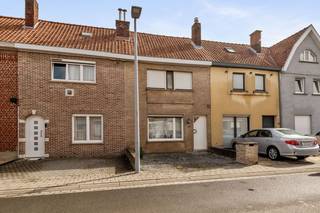 Deze instapklare woning geniet van een centrale ligging nabij het centrum van Roeselare, en invalswegen. <br /><br />De woning is als volgt ingedeeld: gelijkvloers: inkomhal met afzonderlijk toilet, open ruimte met woon- en eetkamer, geïnstalleerde keuken, badkamer met dubbele lavabo en douchebad, terras met buitenberging en vervolgens de gezellige stadstuin. 1e v. nachthal met afzonderlijk toilet en twee slaapkamers. 2e v.: derde slaapkamer. <br /><br />De woning beschikt ook over een gunstig EPC, geen renovatieverplichting!<br /><br />Wenst u meer informatie over dit pand of een bezoek ter plaatse? Neem dan contact op met Imani: imani@panorama.immo