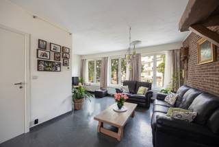 Bent u op zoek naar een ruime, verzorgde woning met veel natuurlijk licht en helemaal in orde? Dan is deze woning met drie slaapkamers in Edegem absoluut een buitenkans!

De Monseigneur Cardijnlaan 29 geniet van een uiterst centrale ligging in het hart van Edegem, op wandelafstand van het gezellige centrum met zijn winkels, horecazaken, scholen en dagelijkse voorzieningen. Dankzij deze uitstekende locatie heeft u alles binnen handbereik.

Deze ruime en lichtrijke woning beschikt over een aangename leefruimte met open leefkeuken, drie slaapkamers en een verzorgde badkamer. Daarnaast zijn er een praktische wasplaats, veranda, garage en oprit, met voldoende ruimte voor wagen en fietsen. De onderhoudsvriendelijke tuin met terras en ruim houten tuinhuis vormt de ideale plek om heerlijk tot rust te komen.

Deze woning is bijzonder goed onderhouden en verkeert in een verzorgde staat. Met een EPC-score van 211 kWh/m²jaar bevindt ze zich bovendien op slechts 11 punten van een B-label.
De aluminium ramen met dubbele beglazing zorgen voor een aangenaam wooncomfort en een goede geluidsisolatie. De woning wordt verwarmd via centrale verwarming op aardgas met een condensatieketel. Ook op vlak van isolatie scoort de woning goed: het plat dak werd geïsoleerd met 8 cm.

Voor meer informatie of een gratis waardebepaling van uw vastgoed kan u een aanvraag invullen op onze website of even bellen op het nr. 03/345.88.99.