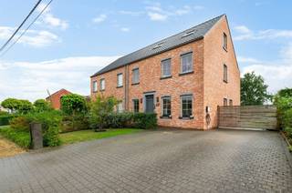 <p><span>Recente, perfect instapklare gezinswoning met verrassend ruime bewoonbare oppervlakte, </span><span>4 slaapkamers en ruime tuin, gelegen in het landelijke Ramsel.</span></p><p><span> </span></p><p><span>In deze ruime woning, gebouwd in 2015 en afgewerkt met kwalitatieve materialen, is elke vierkante meter optimaal benut. Op het gelijkvloers zorgen een lichtrijke leefruimte en de open keuken voorzien van alle comfort, voor een ideale leefomgeving waar het aangenaam is om te vertoeven en mensen te ontvangen. Een bureau/speelruimte voor de kinderen, een gastentoilet en een ruime berging maken het geheel beneden compleet. </span></p><p><span> </span></p><p><span>Op de eerste verdieping geeft de nachthal toegang tot de 3 slaapkamers en de badkamer met ligbad, douche en toilet. Op de 2de verdieping bevindt zich een slaapkamer met dressing, een bureauruimte en een bergzolder.</span></p><p><span> </span></p><p><span>Buiten is het heerlijk vertoeven in de zuidoost-gerichte, aangename tuin, met ruim bijgebouw. De ruime oprit zorgt voor voldoende parkeergelegenheid. </span></p><p><span>En tot slot is de woning voorzien van alle moderne technieken zoals ventilatie, zonnepanelen, thuisbatterij en laadpaal.</span></p><p><span> </span></p><p><span>Een unieke kans voor wie een ruime woning zoekt gelegen in een landelijke omgeving, maar toch goed bereikbaar via belangrijke invalswegen. </span></p><p><span>Kom de troeven ter plaatse ontdekken.</span></p><p><span> </span></p><p><span>Bezoeken mogelijk op afspraak: 015/755 444 of <span>info@immovercammen.be</span></span></p><p><span>Beschikbaarheid overeen te komen (+- najaar 2026).</span></p><p><span> </span></p>