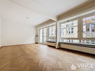 Ontdek dit ruime appartement in een van de meest gewilde buurten van de stad! Gelegen in de Van Schoonbekestraat, geniet je van een rustige omgeving met alle voorzieningen binnen handbereik.<br /><br />Hoofdkenmerken:
<ul>
<li> Ruimtelijk en Licht: Dit appartement biedt een overvloed aan ruimte, met een royale living die is voorzien van een prachtige visgraat parketvloer, perfect voor een stijlvolle inrichting. De sfeervolle kachel is enkel als sier maar voegt een warme uitstraling toe aan het geheel.</li>
<li>Moderne Keuken: De moderne keuken biedt toegang tot een gezellig terrasje, ideaal voor ontspanning.</li>
<li>Twee Slaapkamers en een Bureau: Met twee slaapkamers en een aparte ruimte voor een bureau is er voldoende ruimte voor een gezin, gasten of een thuiskantoor.</li>
<li>Luxueuze Badkamer: De badkamer beschikt over een inloopdouche,.</li>
<li>Extra Opbergruimte: Een kelder biedt extra opbergruimte voor al je spullen.</li>
<li>Leuke Tuin: Een gezellige tuin is inbegrepen in de prijs, waar je gebruik van kunt maken mits je deze goed onderhoudt. Geen zin om te onderhouden? Geen probleem, dan heb je geen toegang tot de tuin.</li>
<li>Optionele Garage: Een garage kan optioneel bij gehuurd worden.</li>
</ul>
<br />De gemeenschappelijke kosten bedragen €235, waarvan €135 voor water en verwarming zijn inbegrepen (afhankelijk van het aantal personen). Ook inbegrepen zijn het wassen van de buitenramen en het poetsen van de gang, zodat je altijd in een schone omgeving vertoeft.<br /><br />Mis deze kans niet om te wonen in een prachtig appartement op een unieke locatie! Neem vandaag nog contact met ons op voor een bezichtiging.