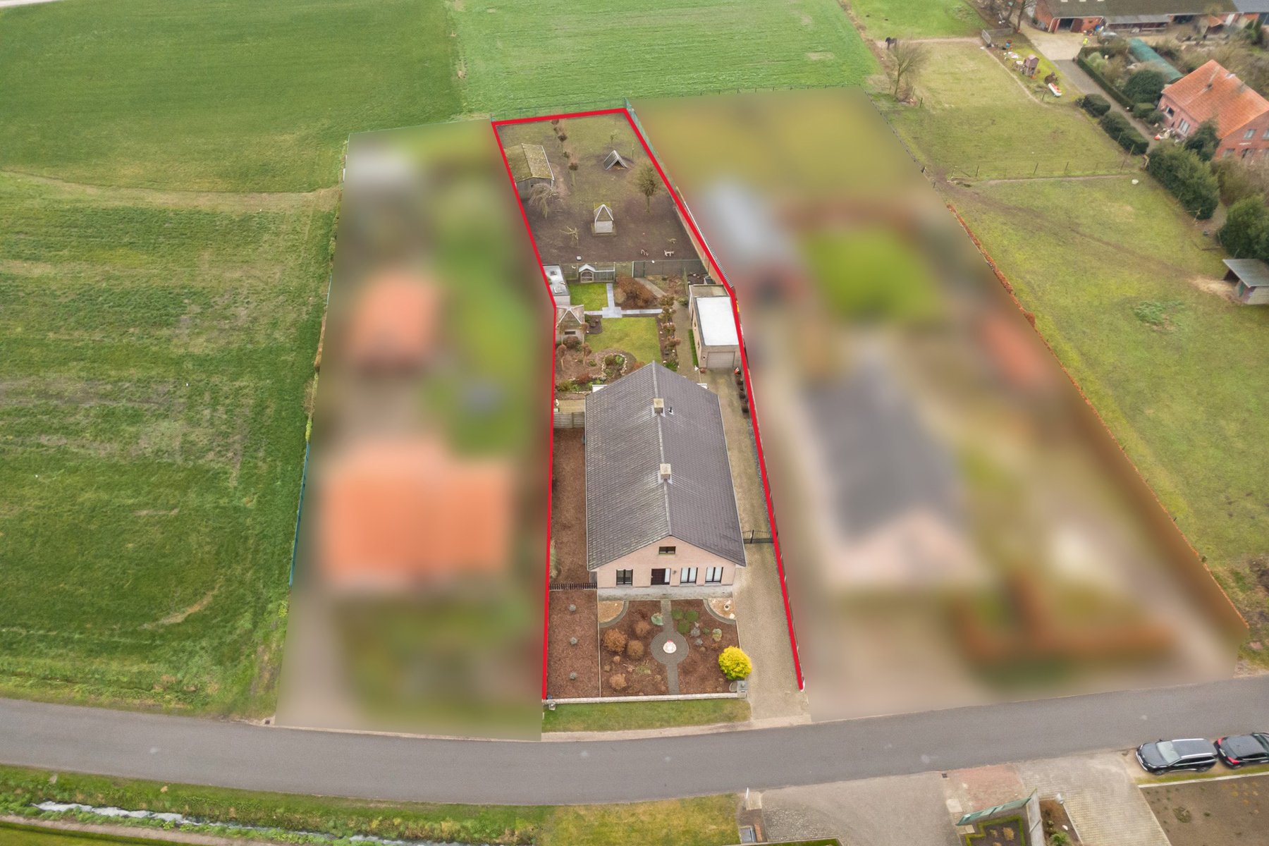 Gedeeltelijk gerenoveerde laagbouwwoning op perceel van ca. 1.516m². - foto 2