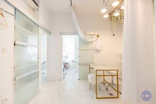 <p><span>Informatie handelspand: </span></p><p><span>Volledig gemeubeld en instapklaar luxe schoonheidsinstituut over te nemen op een toplocatie in Antwerpen-Berchem. Het salon bevindt zich in een nieuwbouw met een hoog EPB-energielabel, wat zorgt voor een moderne en energiezuinige werkomgeving. Het pand wordt aangeboden aan een maandelijkse huurprijs van 1.500 en wordt kosteloos overgedragen met de volledige salon inrichting en hoogwaardige Duitse schoonheidsapparatuur. Het stijlvolle interieur omvat nagel stations, SPA-pedicurestoelen en comfortabele behandel bedden, waardoor je onmiddellijk kan starten zonder bijkomende investering. Er is bovendien de mogelijkheid om de bestaande zaak over te nemen, die beschikt over een klantenbestand van meer dan 1.800 klanten. Een nagel styliste die halve dagen werkt genereert gemiddeld ongeveer 2.000 EUR maandelijkse omzet, rekening houdend met seizoensschommelingen. Op basis van deze prestaties kunnen drie voltijds werkende professionals een geschatte minimale maandelijkse omzet van ongeveer 12.000 EUR realiseren. Dankzij de uitstekende ligging in Antwerpen-Berchem geniet het salon van sterke zichtbaarheid en een vlotte bereikbaarheid. Dit maakt het een ideale opportuniteit voor zowel starters als ervaren beauty professionals die hun activiteiten willen uitbreiden. Een unieke kans om onmiddellijk te starten in een volledig uitgerust schoonheidsinstituut met een sterke bestaande klantenbasis.</span></p><p><span> </span></p><p><span>Indeling</span></p><ul><li><span>Handelspand op de begane grond, voorzien van een natuurlijke tegelvloer. </span></li><li><span>Opgedeeld in drie afzonderlijke behandelingruimtes</span><span>. </span></li><li><span>Volledig ingericht met hoogwaardig meubilair en professionele schoonheidsapparatuur van topmerken.</span></li><li><span>Onmiddellijk gebruiksklaar voor beauty- en nagel behandelingen zonder bijkomende investering. </span></li></ul><p><span> </span></p><p><span>Extra's</span><span> </span></p><ul><li><span>Vloerverwarming, wat zorgt voor een elegantere en comfortabelere binneninfrastructuur.</span></li><li><span>EPC: B.</span></li><li><span>Apart toilet, voorzien van lavabo.</span></li></ul><p><span> </span></p><p><span>Huurinformatie:</span></p><ul><li><span>Huurprijs: basishuur van 1.500 EUR/m + algemene kosten van 100 EUR/maand.</span></li><li><span>Beschikbaar: onmiddellijk.</span></li></ul><ul><li><span>Onroerende voorheffing ten laste van de huurder.</span></li><li><span>Algemene kosten: ca. 100 euro.</span></li><li><span>Individueel verbruik van elektriciteit, gas en water. </span></li><li><span>Waarborg: 3 maanden.</span></li><li><span>Opmaak plaatsbeschrijving is bespreekbaar. </span></li><li><span>Commissie: 15% jaarhuur, eenmalig te betaling.</span></li></ul><p><span> </span></p><p><span>Gebouw</span></p><ul><li><span>Recent en modern gebouw met een verzorgde en professionele uitstraling.</span></li><li><span>Volledig nieuwbouwproject, opgeleverd in 2023</span><span>.</span></li><li><span>Privé-ingang, wat zorgt voor een rustige, veilige en comfortabele omgeving voor klanten en personeel.</span></li></ul><p><span> </span></p><p><span>Ligging</span></p><ul><li><span>Gelegen aan de Doornelei in Antwerpen-Berchem, in een levendige en residentiële buurt met veel passage. </span></li><li><span>Vlot bereikbaar met het openbaar vervoer en op korte afstand van belangrijke invalswegen en het station Antwerpen-Berchem. </span></li><li><span>Op korte afstand van belangrijke invalswegen en het station Antwerpen-Berchem.</span></li><li><span>Ruime parkeermogelijkheden rond het gebouw, waardoor klanten eenvoudig een parkeerplaats kunnen vinden.</span></li></ul><p><span> </span></p><p><span> </span></p><p><span>* De informatie in deze prospect is ter informatieve titel: de kandidaat-huurders moeten hun eigen zaak maken van het verkrijgen, controleren en interpreteren van deze informatie.</span></p><p><span> </span></p><p><span> </span></p>