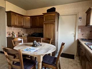 Stevige, goed gelegen woning op een perceel van 592m².<br />Deze, uiterst verzorgde, woning biedt tal van mogelijkheden voor wie op zoek is naar een degelijke gezinswoning.<br /><br />De woning werd in 2016 zowel boven als beneden voorzien van nieuwe pvc ramen met hoogrendementsbeglazing. Er zijn overal rolluiken. Het dak is geïsoleerd.<br /><br />De verwarming gebeurt door individuele mazoutkachels. De woning is aansluitbaar op het aardgasnet voor wie wil vernieuwen.<br />Er is een ruime oprit tot aan het tuinhuis/garage achteraan. De tuin is voorzien van een vijver en onderhoudsvriendelijk.<br /><br />De indeling is als volgt: inkomhal, leefruimte, keuken met zicht op de tuin, droge kelder, wasplaats, gelijkvloerse slaapkamer of bureau (vroeger garage) en een buitentoilet.<br />Boven zijn er drie volwaardige slaapkamers, een badkamer met lavabo, toilet en ligbad en twee bergruimtes.<br /><br />Centraal gelegen tussen Ooigem en Oostrozebeke, goeie verbinding naar zowel Waregem als Tielt.