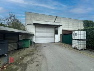 Vlot bereikbare opslagruimte te huur in Wevelgem met een oppervlakte van 490 m².De loods maakt deel uit van een gemeenschappelijk bedrijfsgebouw.Het...