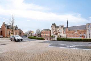 <p><span>Karaktervol renovatiepand met authentieke gevel en tal van mogelijkheden in Heffen.</span></p><p><span>In het centrum van Heffen bevindt zich dit opvallende renovatiepand met een unieke, authentieke gevel en een uitstraling vol karakter. Deze eigendom biedt een zeldzame kans voor wie op zoek is naar ruimte, charme en een pand met toekomstpotentieel.</span></p><p><span>Met een bewoonbare oppervlakte van ca. 311 m² beschikt het gebouw over royale volumes en een veelzijdige indeling. Hierdoor leent het pand zich perfect voor uiteenlopende invullingen.<br />De centrale ligging in Heffen vormt een extra meerwaarde, met een vlotte verbinding naar zowel de E19 als de A12. Bovendien is het dorp volop in ontwikkeling, wat deze locatie nog aantrekkelijker maakt.</span></p><p><span>Troeven:</span></p><ul><li><span>Authentieke gevel met unieke uitstraling .</span></li><li><span>Ca. 311 m² bewoonbare oppervlakte .</span></li><li><span>Grote volumes met veel potentieel .</span></li><li><span>Geschikt voor diverse bestemmingen .</span></li><li><span>Centrale ligging met goede bereikbaarheid .</span></li><li><span>Mogelijkheid om een buitenruimte te creëren .<br /><br /></span></li></ul><p><span>Renovatieverplichting van toepassing.<br />Voor dit pand geldt de renovatieverplichting voor residentiële gebouwen. Kopers dienen rekening te houden met de geldende regelgeving inzake energetische renovatie.</span></p>