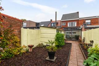 <div>
<div>
<div>
<h3><span>Te renoveren woning met verrassend veel potentieel</span></h3>
<p><span>Deze woning is de ideale opportuniteit voor wie op zoek is naar een pand dat volledig naar eigen smaak kan worden gerenoveerd. De woning dient teruggebracht te worden naar de hedendaagse normen, maar beschikt over </span><strong><span>mooie ruimtes, een leuke stadstuin én heel wat mogelijkheden</span></strong><span>.</span></p>
<p><span>Op het gelijkvloers komen we binnen via de inkomhal, die toegang geeft tot de leefruimte met open keuken. Aansluitend bevindt zich een veranda met verbinding naar de stadstuin.</span></p>
<p><span>Op de eerste verdieping zijn er momenteel </span><strong><span>twee volwaardige slaapkamers en een badkamer</span></strong><span>.</span></p>
<p><span>Een absolute troef is de ruime zolderverdieping. Dankzij de beschikbare hoogte en ruimte zijn er mogelijkheden om hier een </span><strong><span>volwaardige derde slaapkamer</span></strong><span> te creëren.</span></p>
<p><span>Ook de ligging is een pluspunt: </span><strong><span>op korte afstand van het centrum en met een vlotte verbinding naar de belangrijkste invalswegen</span></strong><span>. Zo combineert u een centrale ligging met een goede bereikbaarheid.</span></p>
<p><span>Kortom: een te renoveren woning met een goede indeling, leuke buitenruimte met berging, gunstige ligging en vooral </span><strong><span>heel wat potentieel om er een fijne thuis van te maken</span></strong><span>.</span></p>
</div>
</div>
</div>