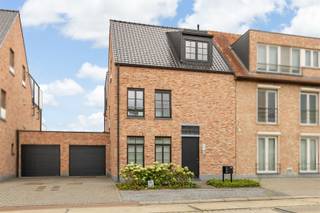 Welkom in dit prachtige appartement gelegen in het bruisende Hulshout, een echte parel voor iedereen die op zoek is naar comfort en stijl.Dit moderne...