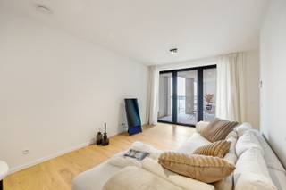 Gelegen in de prestigieuze wijk Nieuw Zuid, biedt dit <strong>gemeubelde</strong> high-end appartement het perfecte evenwicht tussen stadsleven, cultuur en natuur. Hier geniet je van trendy restaurants, gezellige koffiebars, kunstgalerijen, en het KMSKA én de prachtige Scheldekaaien met wandelboulevard. Liever wat meer natuur en rust? Ontspan, wandel of jog in de uitgestrekte Hobokense Polder, op slechts enkele minuten van uw deur.<br /><br /><strong>Indeling</strong><br />Het appartement werd smaakvol ingericht met hoogwaardige materialen en stijlvol meubilair. Grote raampartijen zorgen voor overvloedig licht en verbinden de leefruimte met het ruime terras. Ruime leefruimte met open keuken (volledig uitgerust), slaapkamer met ruime dressing, badkamer met ligbad en dubbele lavabo, kast met wasmachine/droogkast. Diverse inbouwkasten zorgen voor voldoende opbergruimte. Terras met panoramisch zicht op de Schelde en vernieuwde kaaien. Extra troef is het ruime zuidgerichte gemeenschappelijke dakterras met zicht op de Schelde.<br /><br /><strong>Troeven / Extra's.</strong>
<ul>
<li>Perfect voor expats, young professionals of wie houdt van urban living met een vleugje klasse.</li>
<li>Optioneel autostaanplaats met laadpunt beschikbaar aan 150 EUR/maand.</li>
<li>Volledig bemeubeld, en voorzien van alle huisraad, bedlinnen, badlinnen,..</li>
<li>Energieklasse A.</li>
<li>Alg. kosten 150 EUR/maand.</li>
<li>EPB in opmaak.</li>
</ul>