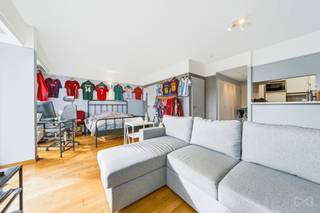 <p>Rustig wonen in een groene omgeving en tegelijk genieten van voorzieningen die doen denken aan een vakantieverblijf: dat is wat deze bijzonder goed onderhouden residentie in Watermaal-Bosvoorde te bieden heeft. De gemeente staat bekend om haar charmante dorpskarakter aan de rand van Brussel. De dynamische mede-eigendom hecht veel belang aan zowel de kwaliteit van het gebouw als de energetische evolutie ervan en beschikt over uitzonderlijke voorzieningen, waaronder een zwembad, sauna, wasruimte, verschillende fietsenstallingen en een conciërgeservice.</p>
<p>Deze studio van ongeveer 45 m² bevindt zich op de 6e verdieping en biedt een bijzonder rustige sfeer en een mooi zuidoostgericht terras met een vrij en aangenaam uitzicht. Een privatieve kelder vervolledigt het geheel. Een parkeerplaats is beschikbaar voor €30.000.</p>
<p>Op korte afstand van het Keymplein, de winkels en alle dagelijkse voorzieningen geniet de studio bovendien van een goede bereikbaarheid met het openbaar vervoer, waaronder bus 95 richting het centrum van Brussel. Ook het station van Watermaal bevindt zich vlakbij.</p>
<p>De studio is momenteel verhuurd voor €800 per maand.</p>
<p>Of u nu op zoek bent naar een pied-à-terre, een eerste aankoop of een investering, deze woning biedt een bijzondere leefomgeving binnen een mede-eigendom die zich duurzaam inzet voor de kwaliteit van haar omgeving.</p>
<p><b>EPB D – certificaat nr.: 20200612-0000569675-01-8</b><br /><b>CO₂: 34 kg/(m².jaar)</b><br /><b>172 kWhEP/(m².jaar)</b><b></b></p>
<p>Kosten: +/- €200 per maand, inclusief verwarming, warm water, conciërgeservice, algemeen onderhoud van de gemeenschappelijke delen, elektriciteit van de gemeenschappelijke delen, liften, enz.</p>