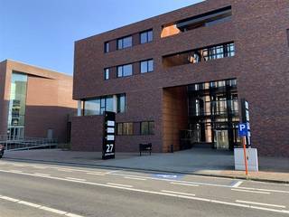 <span>Bovenste verdieping van kantoorgebouw te koop of te huur! </span><br /><br /><span>Het pand, gebouwd in 2014, is gelegen op een A-locatie in het handelscentrum van Genk. </span><br /><span>Het gebouw is gelegen in de Xentro dienstenzone en wordt omringd door allerhande dienstverleners. </span><br /><span>In het gebouw betreft het de bovenste verdieping, die nog volledig in te richten is volgens eigen voorkeur. </span><br /><br /><span>We vinden het gebouw aan de Jaarbeurslaan, gelegen tegenover de Limburghallen. De Jaarbeurslaan is een straat met een hoge circulatie en perfecte bereikbaarheid. Niet onbelangrijk is dat de dienstenzone gelegen is in een filevrij en uiterst bereikbaar gebied. Het kantoorgebouw beschikt over een eigen private parkeerplaats achter het gebouw, waarvan 27 standplaatsen horen bij dit kantoor. Aan de voorzijde is er een toegang voor het publiek, aangepast voor mindervaliden, zodat zij het kantoor kunnen bereiken via de lift of de trap. Deze hoofdingang wordt 's avonds automatisch afgesloten en kan op afstand bediend worden. Ook aan de parkeerplaatsen is een gemeenschappelijke ingang met trap en lift. Bij het kantoor horen eveneens 4 bergplaatsen. </span><br /><br /><span>Het kantoor zelf beschikt over 772 m2 oppervlakte waarin de voorzieningen voor toiletten en een keuken reeds getroffen werden. Het kantoor is voorzien van zeer veel glaspartijen zodat er een optimale lichtinval is. Gezien de overgrote meerderheid van deze dienstenzone reeds ingevuld is, is dit een unieke kans om op een toplocatie een bedrijf te vestigen. </span>