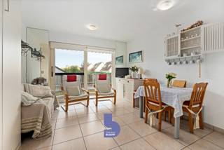 <p>In de rustige en groene omgeving van Blutsyde in Bredene bevindt zich deze charmante en volledig gemeubelde studio op de gelijkvloerse verdieping van Residentie Estepona. <br /><br />De lichtrijke leefruimte vormt het hart van de studio en biedt voldoende plaats om te ontspannen. Vanuit de leefruimte heeft u rechtstreeks toegang tot het aangename terras met een eigen tuintje, waardoor u hier optimaal kunt genieten van het buitenleven. De volledig uitgeruste keuken sluit mooi aan bij de leefruimte en de badkamer beschikt over het nodige comfort.<br /><br />Je kan er gebruikmaken van de ruime gemeenschappelijke tuin en het verwarmde openluchtzwembad, dat geopend is van half juni tot en met half september. Het domein is bovendien afgesloten met een gezamenlijke schuifpoort en barelen, wat zorgt voor een extra gevoel van rust en veiligheid. Dankzij de vele groene zones en het zwembad is dit ook een bijzonder aangename omgeving voor gezinnen met kinderen.<br /><br />De ligging is uitstekend: u bevindt zich op korte afstand van de zee, het strand en de duinen, terwijl u toch geniet van de rust van het domein. Een heerlijke combinatie van ontspanning, natuur en de nabijheid van alles wat de kust te bieden heeft.<br /><br />Bij de studio hoort bovendien een ondergrondse berging. Er is tevens de mogelijkheid om een private autostaanplaats binnen het domein aan te kopen voor € 12.500.<br /><br />Een charmante, instapklare studio op een rustige en groene locatie, met terras, tuintje, zwembad en ondergrondse berging: een ideale uitvalsbasis aan de kust!</p>