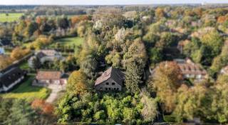 Dit perceel van 5.089 m2 is gelegen tussen de Leie en de Golf. Het perceel geniet van een zuidwestelijke oriëntatie, een eigen bos en een groot zwembad. De woning dateert van 1988 en heeft een bewoonbare oppervlakte van 528m2. Hierdoor biedt deze woning enorm veel potentieel.<br /><br />Het gelijkvloers is als volgt opgedeeld: inkomhal met gastentoilet, ruime bureauruimte, eventuele eerste slaapkamer. Grote, open leefruimte met veel lichtinval. Keuken met bijkeuken die toegang biedt tot de garage waar plaats is voor twee wagens en extra opbergruimte. Verder is er nog een praktische kelder.<br /><br />De eerste verdieping biedt plaats voor drie ruime slaapkamers en een badkamer. Daarnaast zorgt de grote polyvalente ruimte voor extra opportuniteiten.<br /><br />Naast de hoofdwoning is er tevens een bijwoning voorzien. U heeft toegang tot de bijwoning via een aparte inkomhal, maar ook via de garage en de polyvalente ruimte. De bijwoning heeft tevens een lift.<br /><br />Met al deze troeven biedt deze villa een uitzonderlijke woonervaring midden in de groene en exclusieve omgeving van Sint-Martens-Latem.