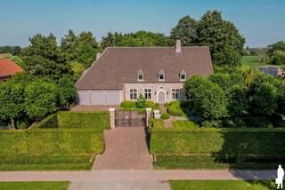 Statige villa met kantoor/ praktijk nabij het centrum van Hoogstraten met vrij uitzicht! <br /><br />GELIJKVLOERS: <br />- Royale woonkamer van ca. 81m² voorzien van antieke schouw en houtkachel met uitzicht over terras/tuin en landerijen.<br />- Sfeervolle woonkeuken voorzien van alle inbouwapparatuur<br />- kantoor<br />- Berging en ruime waskamer<br />- kantoor of praktijkruimte van ca. 100m² met houtkachel <br />- Inpandige garage voor 3 auto's <br /><br />VERDIEPING:<br />- Masterbedroom met aparte dressingkamer<br />- Drie ingerichte badkamers<br />- 4 extra Slaapkamers waarvan één met eigen badkamer <br />- Linnenkamer<br /><br />ZOLDER: <br />- Ruime zolder van ca 100m² welke nu dienst doet als opbergruimte. <br /><br />BIJZONDERHEDEN:<br />- Prachtig volledig omheinde aangelegde tuin met vijver en meerdere terrassen<br />- Tuinberging van ca. 50m²<br />- Buitenverlichting en recent vernieuwe automatische beregening<br />- Waterput welke zuiver drinkwaar water biedt <br />- Alarmsysteem <br />- Domotica<br />-Technisch volledig gereviseerd in 2023.<br /><br />Kortom: een unieke villa met duurzame materialen!