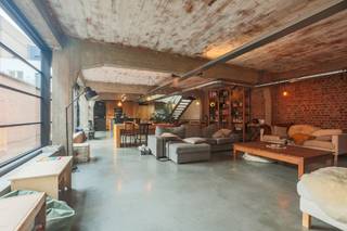 Centraal gelegen loft met 3 slaapkamers (meer mogelijk), garage voor 4 wagens, groot terras...(Energielabel A, elektriciteit goedgek...)<br />Bruikbare vloeroppervlakte 347m² (volgens EPC).<br />Sommige foto's zijn digitaal bewerkt om tijdelijke persoonlijke spullen en overbodige zaken te verwijderen. Ze geven een realistische weergave van de woning; er werden geen ruimtes vergroot, geen materialen gewijzigd en geen vaste voorzieningen toegevoegd of verwijderd.
