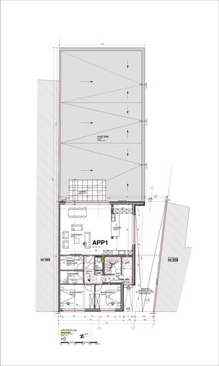 <p><span>Op een boogscheut van het alomgekende "college" van Maasmechelen worden er in een kleinschalig appartementsgebouw 8 wooneenheden gebouwd. Van hieruit ligt zowat alles wat u in het dagelijkse leven nodig heeft op wandelafstand. We denken hier aan winkels, bakkers, het gemeentehuis maar ook de gezellige terrasjes in het centrum. Het openbaar vervoer stopt op slechts enkele meters. Bovendien bent u op 2 minuten van het op- en afrittencomplex van de autosnelweg E314.</span></p><p><span> </span></p><p><span>Vanaf het eerste tot en met het vierde verdiep zijn er éénslaapkamerappartementen. Deze hebben een verschil in grootte als u het linkse of het rechtse appartement bekijkt. Wel krijgen ze hetzelfde afwerkingsniveau en hebben ze bovendien een ruim terras aan de achterkant. Hier heeft u een vrij zicht.</span></p><p><span> </span></p><p><span>Gelijkvloers is er een ruim appartement van maar liefst 118 m² met 2 slaapkamers en een terras aan de achterkant.</span></p><p><span>Het bovenste verdiep wordt een penthouse met 2 slaapkamers. Dit uniek appartement heeft omwille van de terrassen aan de voor- en achterkant een geweldig uitzicht over Maasmechelen. Het is ook het enige appartement op dit verdiep. U heeft hier dus geen buren.</span></p><p><span> </span></p><p><span>In het gebouw is er een lift. Voor ieder appartement wordt er een kelderberging voorzien. Ook is er een autostaanplaats. Deze laatste is niet inbegrepen in de prijs.</span></p><p><span> </span></p><p><span>Ook zeer interessant als vastgoedbelegging met een brutorendement van 4%. Wij kunnen als kantoor ook hier uw adviseur in zijn en u ontzorgen.</span></p><p><span> </span></p><p><span>Heeft u graag meer info over dit project dan kan u ons contacteren op het nummer 089/77.23.20 of via mail naar Fabian@jemar.be.</span></p><p><span> </span></p><p><span> </span></p>