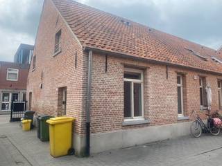 Charmante woning in warme commune – midden in Hoogstraten!Ben je op zoek naar een knusse plek met een warme, gemeenschappelijke sfeer én alles binnen...