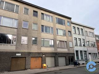 Fan van het hippe Groenkwartier en op zoek naar een tof renovatieproject? Dan ben je hier alvast aan het juiste adres! Deze studio is gelegen in...