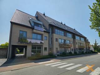 PERFECT ONDERHOUDEN INSTAPKLAAR APPARTEMENT OP EERSTE VERDIEPING MET TERRAS EN GARAGEBOX. Bestaande uit: Inkomhal, lichtrijke...
