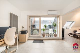 <p>Ben je op zoek naar een instapklaar appartement met drie slaapkamers en terras in Aalst? Gevonden!<br />In het hart van Aalst, op amper twee minuten wandelen van het station, winkels, scholen en horeca, vind je dit volledig gerenoveerde appartement dat comfort en ligging perfect combineert. Deze eigendom is niet alleen ideaal voor eigen bewoning, maar ook bijzonder interessant voor investeerders, met een mogelijk rendement meer dan 4%. De renovatie werd professioneel uitgevoerd met een vernieuwde keuken, moderne badkamer, aangepaste elektriciteit en chauffage, nieuwe vloeren en geïsoleerde plafonds. In de woonkamer is airco voorzien voor zowel koeling als verwarming, wat het wooncomfort nog verhoogt. Het appartement maakt deel uit van een kleinschalig gebouw zonder syndicus of lift, wat resulteert in lage gemeenschappelijke kosten, en beschikt over individuele tellers.</p>

<p>De praktische inkomhal geeft toegang tot alle ruimtes en leidt naar de lichtrijke woonkamer met halfopen keuken, die uitgeeft op een gezellig terras. De badkamer is modern ingericht met een inloopdouche, toilet en lavabomeubel. Daarnaast zijn er drie volwaardige slaapkamers en een aparte wasplaats, wat zorgt voor een vlotte en aangename indeling.</p>

<p>Ben je op zoek naar een zorgeloze woonst of een rendabele investering op een toplocatie in Aalst? Neem vandaag nog contact met ons op en plan snel je bezoek.</p>