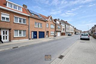 <p><strong>Bel-etagewoning met zonnige tuin op topligging nabij Brugse binnenstad</strong></p>
<p>Op een bijzonder gegeerde locatie, vlakbij de historische binnenstad van <span><span>Brugge</span></span>, treffen we deze verzorgde bel-etagewoning met een uitzonderlijk grote en aangename tuin – een zeldzaamheid in deze omgeving.</p>
<p>De woning is gelegen in de Dampoortstraat, een strategische uitvalsbasis met vlotte verbinding naar het centrum, winkels, scholen en openbaar vervoer. Hier woont u rustig, maar toch op wandel- en fietsafstand van alles wat de stad te bieden heeft.</p>
<p>Indeling:<br />Bij het betreden van de woning komt u terecht in de inkomhal die toegang biedt tot de garage/opbergruimte en de tuin. Op de eerste verdieping bevindt zich de lichtrijke leefruimte en eetruime en open keuken, waar grote raampartijen zorgen voor een aangename lichtinval. Aansluitend vinden we de keuken met zicht op de tuibn.</p>
<p>Op de bovenverdieping bevinden zich 3 slaapkamers en een badkamer.</p>
<p><strong>Absolute troef</strong> van deze eigendom is zonder twijfel de diepe, zonnige tuin – ideaal voor wie houdt van rust, privacy en buitenleven in een stedelijke context.</p>
<p>Extra kenmerken:</p>
<ul>
<li>Bel-etagewoning met praktische indeling</li>
<li>Grote tuin met veel potentieel</li>
<li>Centrale ligging nabij Brugge centrum</li>
<li>Ideaal als gezinswoning of investering</li>
</ul>
<p>Bent u op zoek naar een woning met buitenruimte én een uitstekende ligging? Dan is dit pand absoluut een bezoek waard.</p>